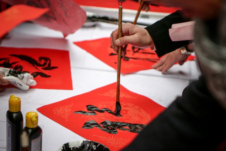 看世界丨普京\"狗狗年历\"庆中国狗年 巴黎\"包拯\"抢镜头