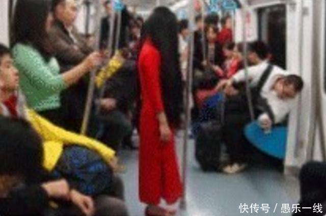 地铁上出现一位红衣美女，看清容貌后吓得乘客不敢靠近