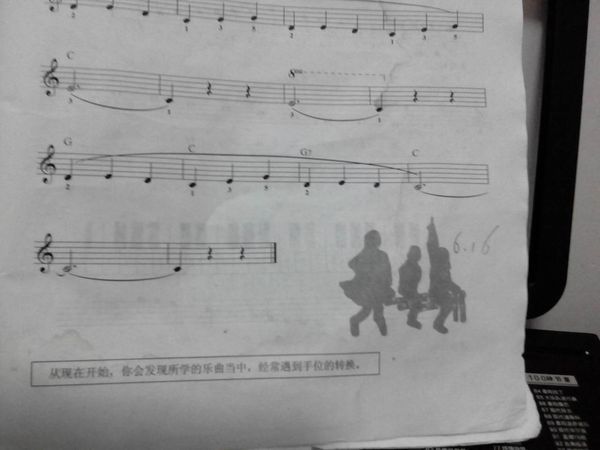 在弹琴结尾时,左手同时伴奏,右手遇休止符时左