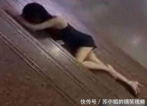 醉酒少女趴在楼梯上不省人事，男子见后忍不住，直言：算你赚了！