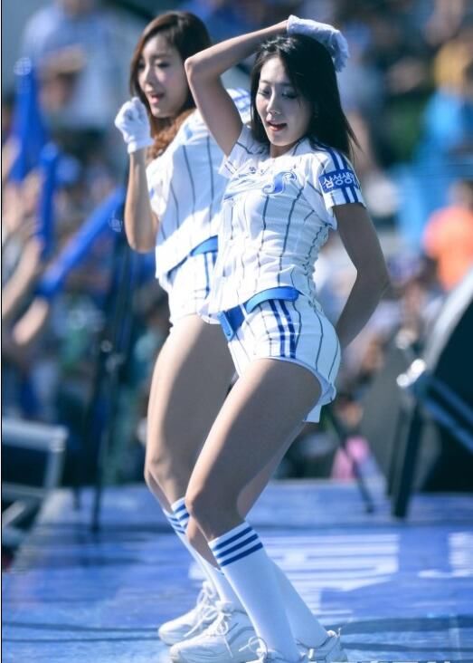韩国拉拉队美女场上大秀美腿,每天训练六个小