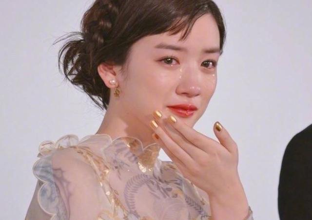 靠仙女式哭泣走红的日本女星永野芽郁，是有治愈笑容的18岁少女!