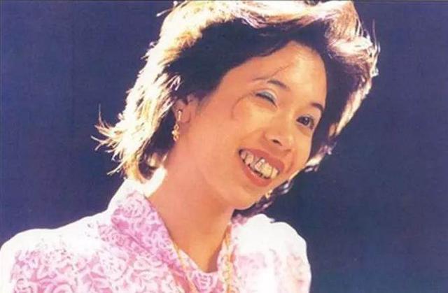 赵丽颖、迪丽热巴自毁形象很夸张，但她们都比不过一丑成名的她