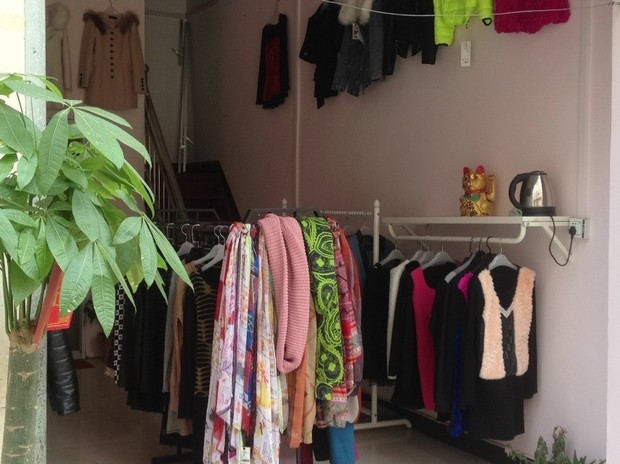 我有一家小服装店,大概18个平方左右,墙面是刷