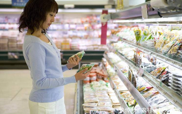 今日肉价暴跌,农户哭疼了心肝,到底谁是幕后黑手