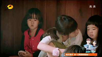 陆毅抱着一个小男孩参加学校运动会,网友:贝儿又有弟弟了?