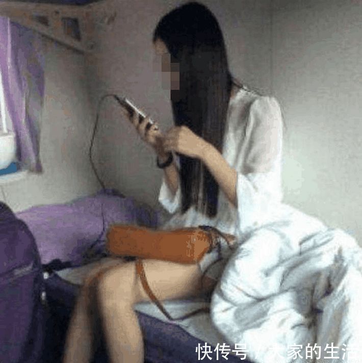 女子睡梦中发觉身体上有异物, 醒来后看清状况, 顿时懵了