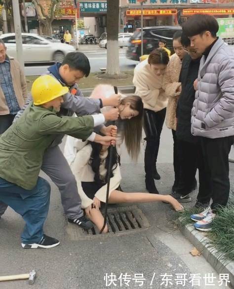 女子坐在地上哭泣不肯起来，众人好奇不已，仔细一看，立马报警