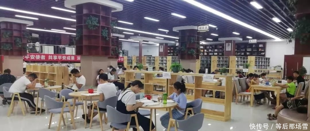 图书馆暑假人气旺,“蹭”凉学习两不误