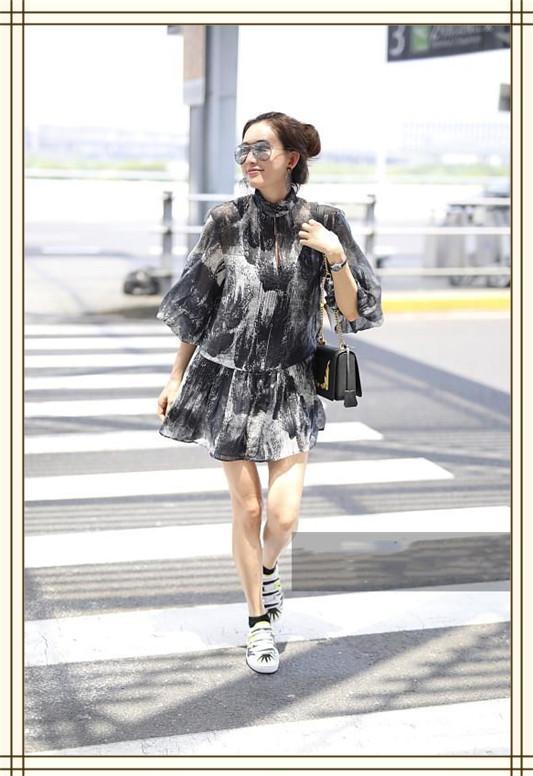 林志玲穿短裙秀腿!网友:松垮的膝盖暴露了太多