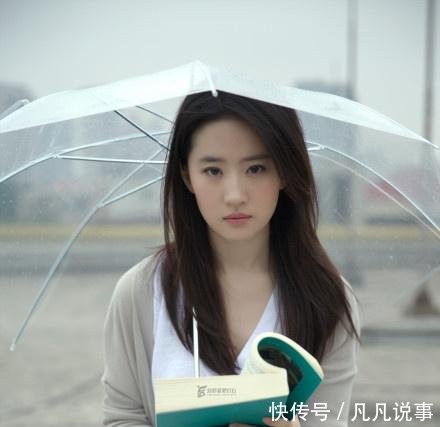 刘亦菲拍摄雨伞写真照!言情女王的标配脸真是