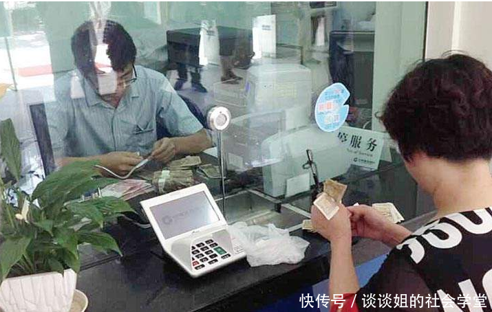 男子拿19亿存单取钱, 网友: 贫穷并没有限制你