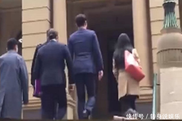 高云翔案开庭,高云翔西服出庭,翘臀抢镜,出租车