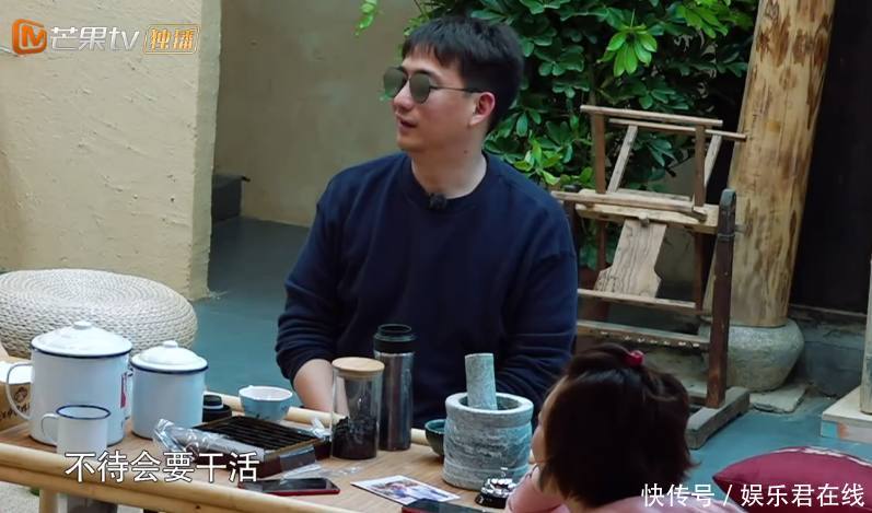 黄磊发现彭昱畅不爱洗澡,彭彭害羞到逃跑,何炅