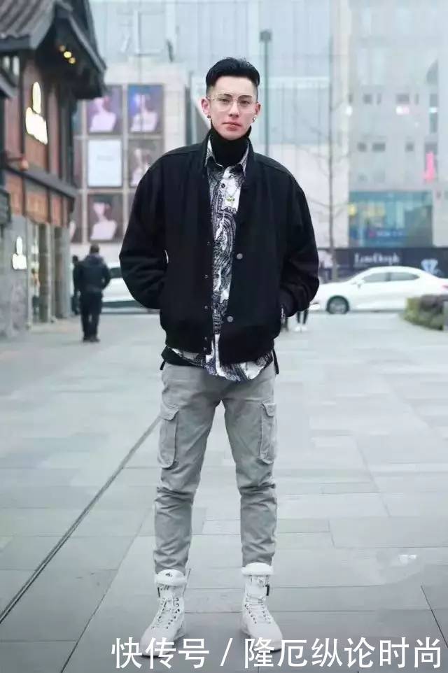 王鹤棣橙黄的色运动套装,手提两万旅行袋,哪是