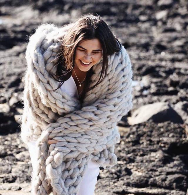 9岁女孩骨癌截肢,三条腿陪伴她成长,现成为模