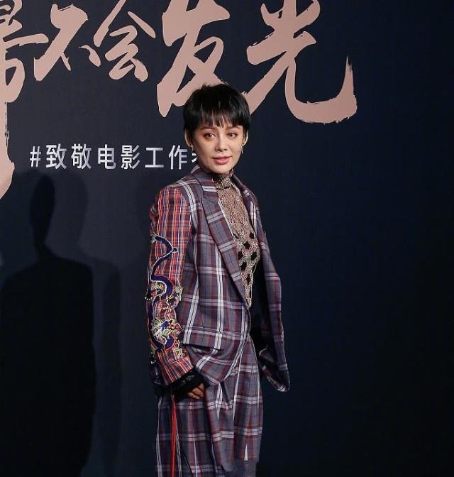 宁静真敢穿!这么紧的包臀裙却配一双水桶鞋,个