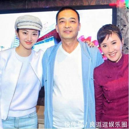 景甜晒妈妈经纪人生日照片,爸爸这个动作暗示