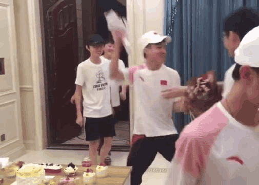 LOL: RNG队员回到基地, 史森明疯狂安排琪琪,