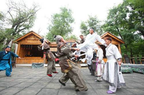 万岁山景区踏青赏花游客、学生团体络绎不绝