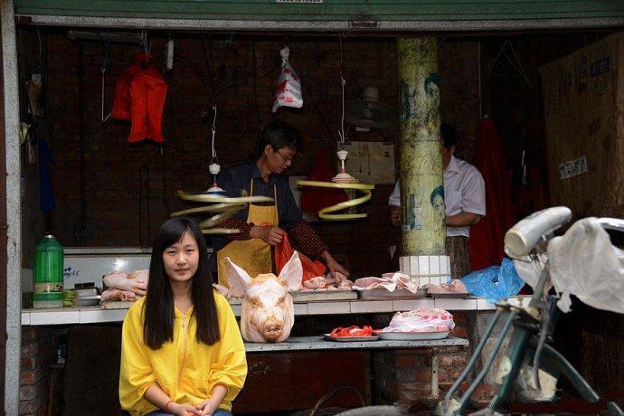 农村女大学生帮父亲卖猪肉,颜值担当,遭到男朋