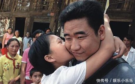 资助1百多名穷困学生,死后却无钱下葬,5年后妻子驾车被砸身亡