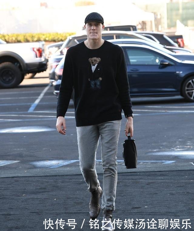 圣诞大战湖人vs勇士潮装秀:勒布朗优雅步伐,追