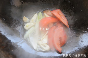 逢年过节百吃不厌的一道菜“红烧茄子”其实做法很简单!