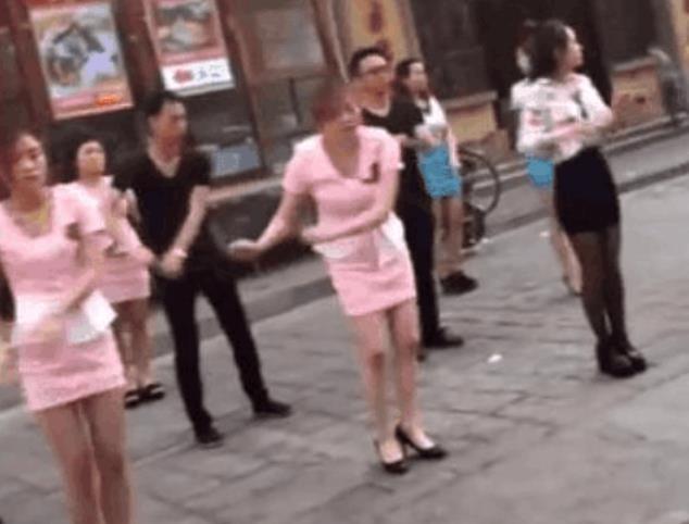 足浴店女员工集体当街跳舞,身穿短裙及其不方