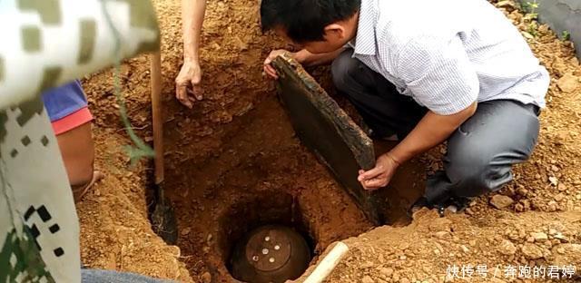 婆婆去世三年,托梦说胳膊肿的难受,掘开坟地,家