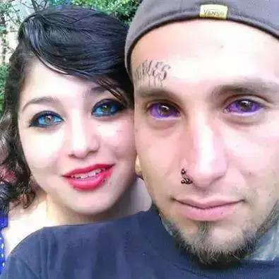 恐怖的眼球纹身图片,在眼白注射颜料,胆小勿入