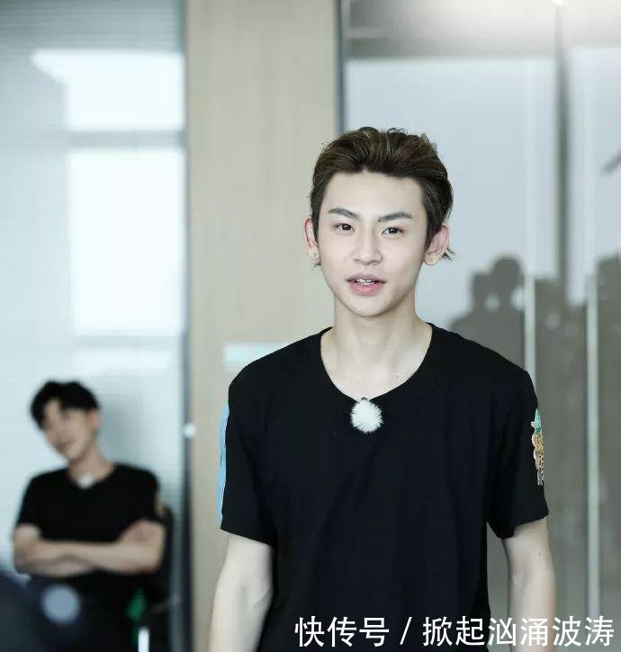 百分九少年成员都喜欢什么发型 范丞丞多变, 王