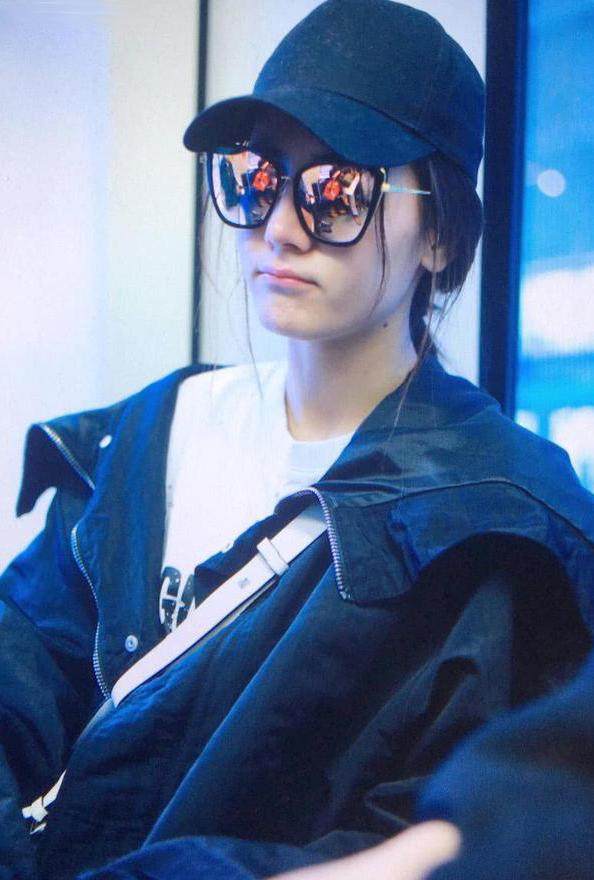 迪丽热巴终于不再穿牛仔裤啦,细长美腿被粉丝