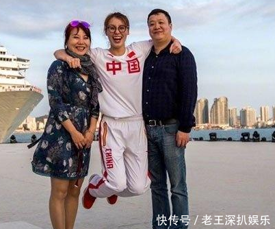 傅园慧的老爸老妈天天围着她转,那收入来源在