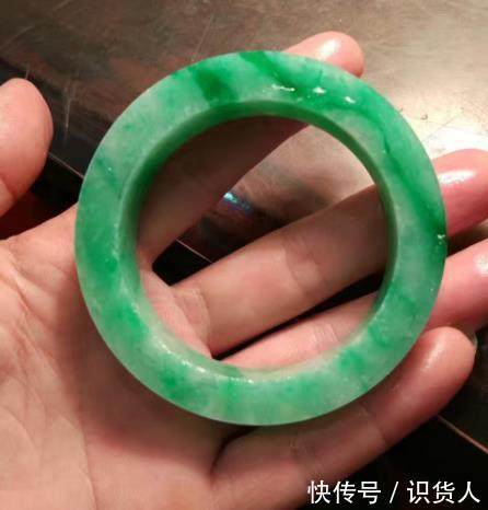 一块其貌不扬的石头,切开后连外行人都知道这下发财了