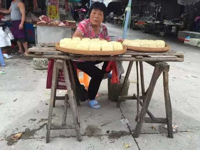 农村集市上的凄凉, 农民见了是没钱买, 城里人见了一脸嫌弃