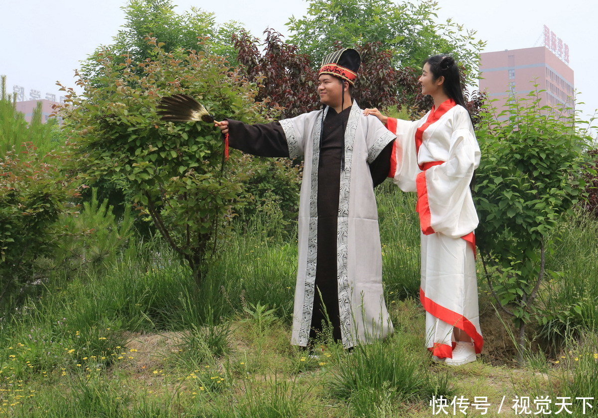 河北保定:大学校园突现纨绔子弟带三美女畅游