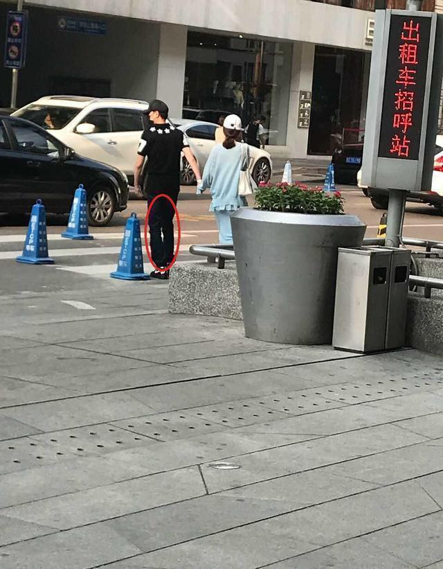 两次疑似偶遇赵丽颖和冯绍峰，五张照片全方位对比：这是圈套