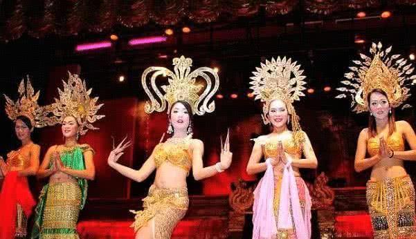 导游再三提醒:不要随便跟泰国美女合影,男子不听,随后就后悔了