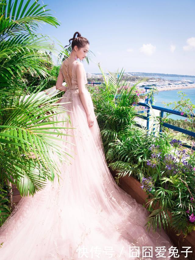 关晓彤透视仙女裙亮相戛纳红毯, 小翘辫发型亮