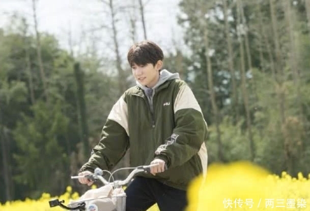 王源点名杨超越爱哭的原因,现编的歌词,唱到心