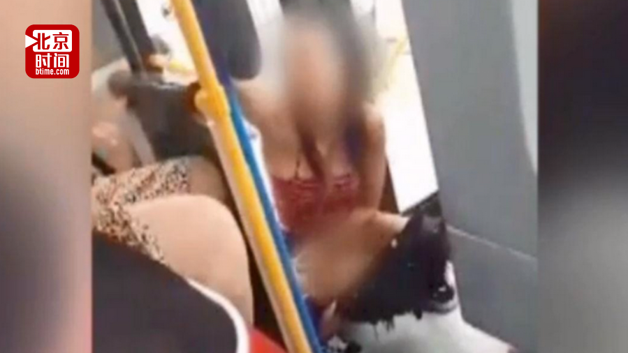 新西兰女子在公交车内公然小便 只因内急路遇堵车而