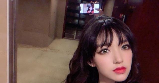 程潇穿红色短裙送上祝福,身材好颜值高,精致的