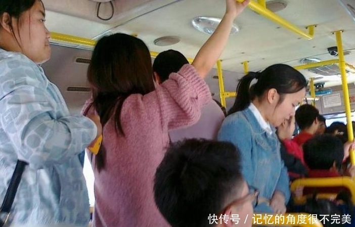 车上所有人都让座老人给头饰起身,当女生要求女孩女孩图片