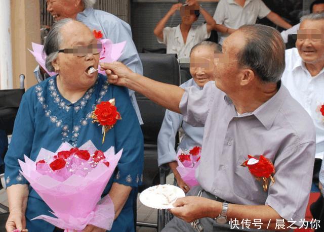 岳母再婚我和老婆去祝贺，期间我扫了眼岳母耳朵，我掀翻酒席离婚