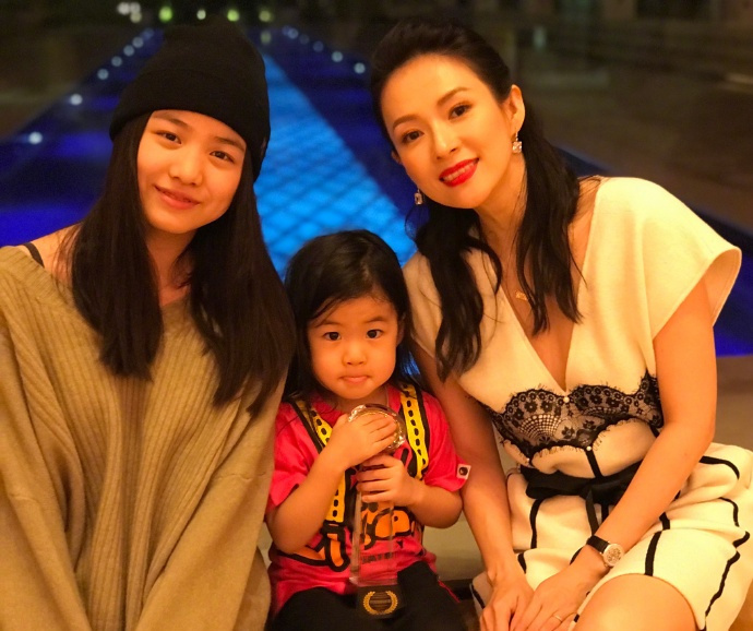 章子怡带娃坐拖拉机,放下工作专心带孩子,与汪