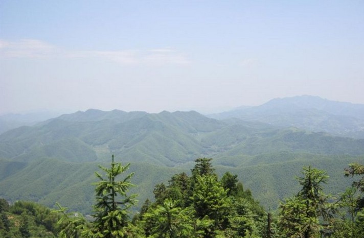 九峰山北侧蟠固刹,唐时僧人定静,慧极建定慧庵于此,为衡阳和湖南佛教