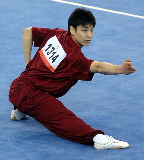 他是奥运冠军，华谊花2.2亿力捧不红，想重回赛场却又含泪退赛
