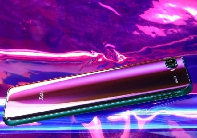 去年最火的小屏旗舰,荣耀10一降到底,荣耀20要