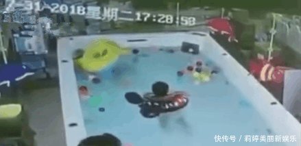 1岁宝宝游泳溺水90秒死亡, 粗心妈妈一旁玩手